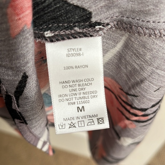 All in Favor dress in size Medium, in coral print. NWT - Picture 7 of 7